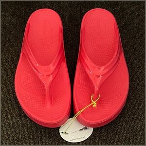 OOfos Women's OOmega OOlala Sandals Neon Berry Color Size-10